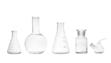 Beyaz arka plan üzerinde boş laboratuvar cam seti