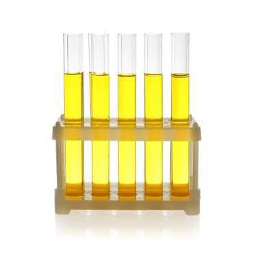 Beyaz arka planda sarı sıvı içeren test tüpleri