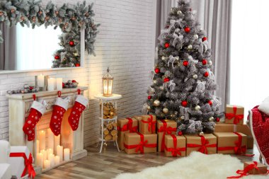 Oturma odasının içindeki güzel süslü Noel ağacı.