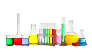 Beyaz arka planda renkli sıvılar bulunan laboratuvar camları.