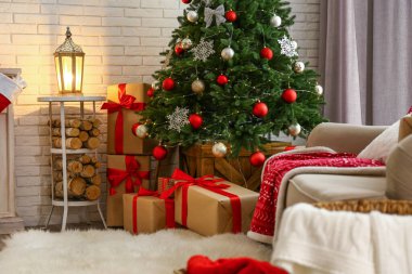 Güzel Noel ağacı ve hediye kutularıyla süslü bir iç mekan.