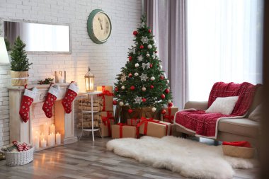 Güzel Noel ağacı ve dekoratif şöminesi olan şık bir iç mekan.