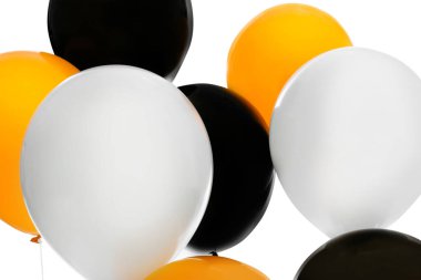 Beyaz arka planda renkli balonlar. Cadılar Bayramı partisi
