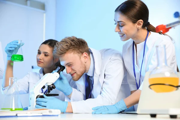 Skupina vědců pracujících v moderní chemické laboratoři — Stock fotografie