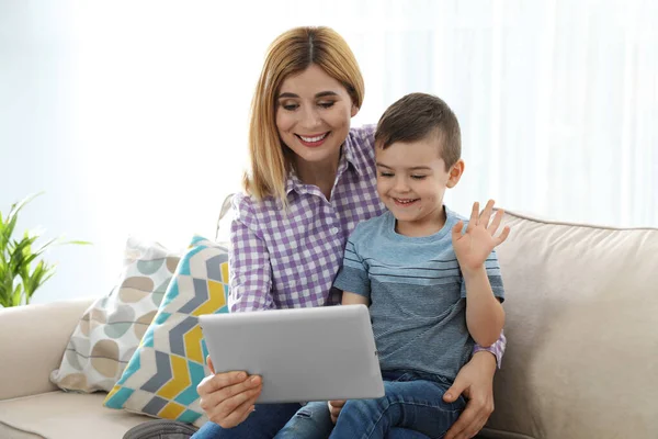 Moeder en haar zoon met behulp van video chat op tablet thuis — Stockfoto