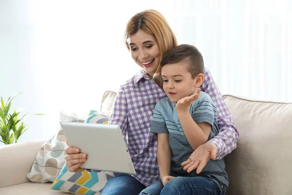 Moeder en haar zoon met behulp van video chat op tablet thuis — Stockfoto