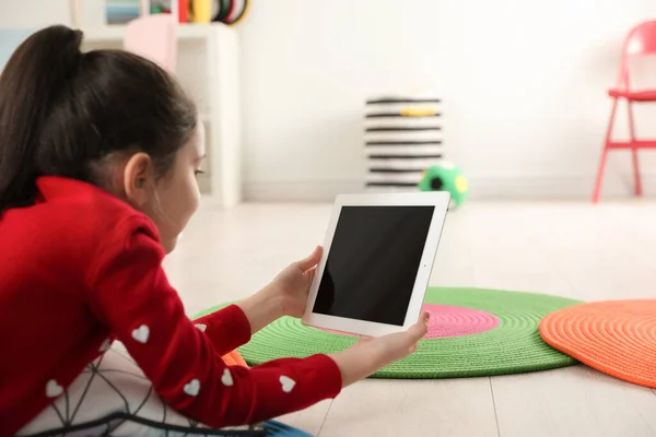 Ragazzina che utilizza la video chat su tablet in sala giochi. Spazio per testo — Foto Stock