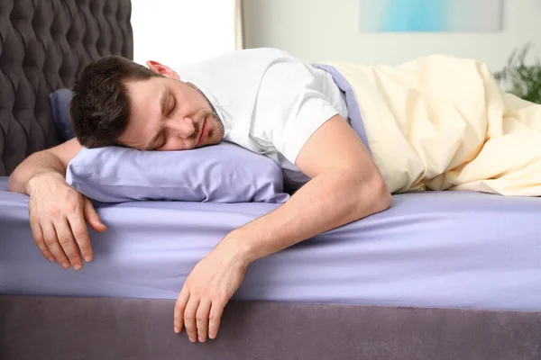 Snygg man sova på kudde hemma. Sänggåendet — Stockfoto