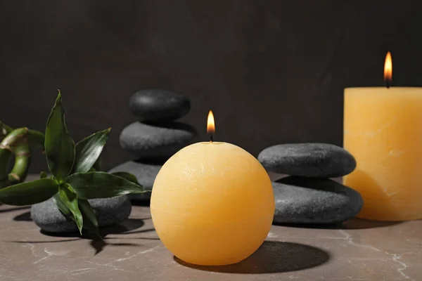 Composition avec bougies et pierres de spa sur table en marbre — Photo