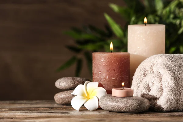 Composición con velas y piedras de spa sobre mesa de madera. Espacio para texto — Foto de Stock