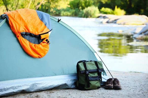 Schlafsack und andere Zeltausrüstung im Freien — Stockfoto