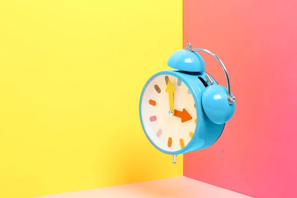 Reloj despertador sobre fondo de color. Espacio para texto —  Fotos de Stock