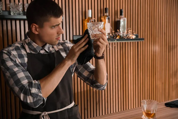 Barkeeper wischt Whiskey-Glas am Arbeitsplatz — Stockfoto