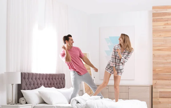 Hermosa pareja joven bailando en el dormitorio en casa —  Fotos de Stock