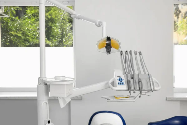 Serie di attrezzature professionali nello studio del dentista — Foto Stock