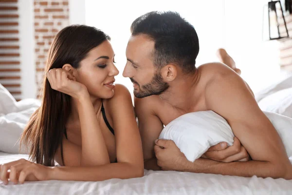 Страстная молодая пара в постели дома. Прелюдия секса — стоковое фото
