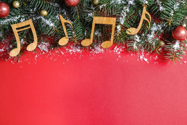 크리스마스 장식과 빨간색 배경에 음악 노트와 평면 평신도 구성, 텍스트 공간 — 스톡 사진