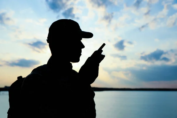 屋外のポータブル無線送信機を持つ兵士。兵役 — ストック写真