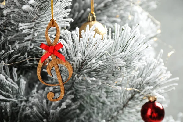 Sapin avec clef triangulaire et décor en bois, vue rapprochée. Musique de Noël — Photo