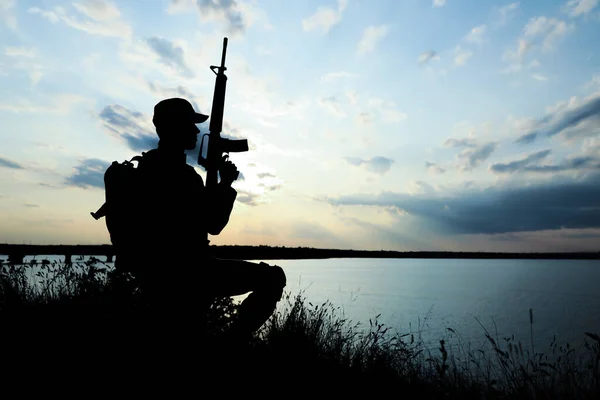 機関銃を持つ兵士が屋外をパトロール。兵役 — ストック写真