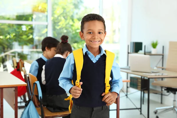 Afro-Amerikaanse jongen draagt schooluniform met rugzak in de klas — Stockfoto