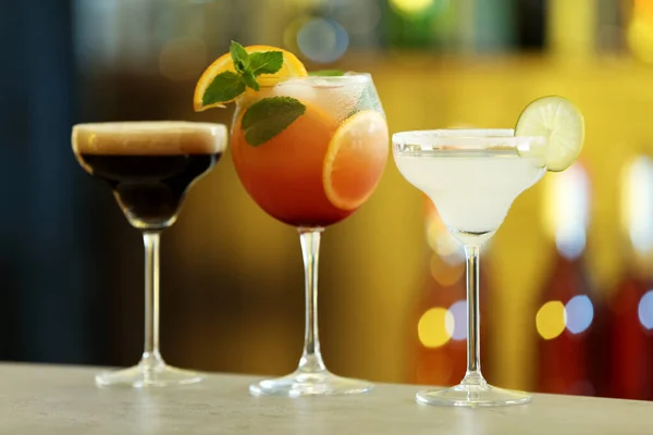 Különböző friss alkoholos koktélok sora a bárpulthoz — Stock Fotó