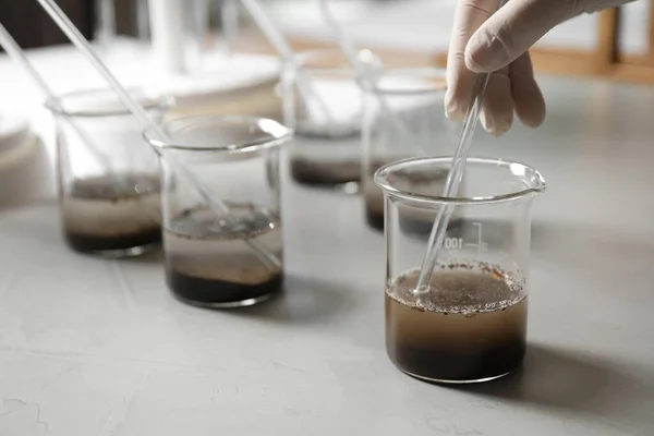 Scientist preparing soil extract at table, closeup. Laboratory analysis — Stock Photo, Image