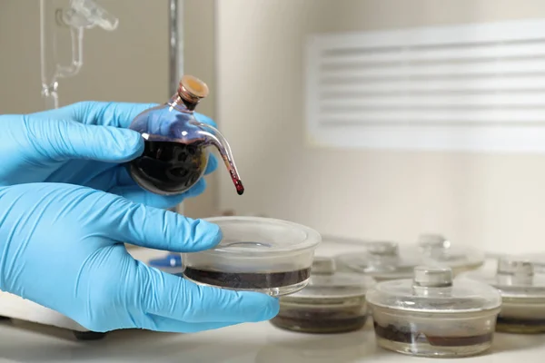 Tudós végez nitrogén titrálása talajminta az asztalnál, closeup. Laboratóriumi kutatások — Stock Fotó