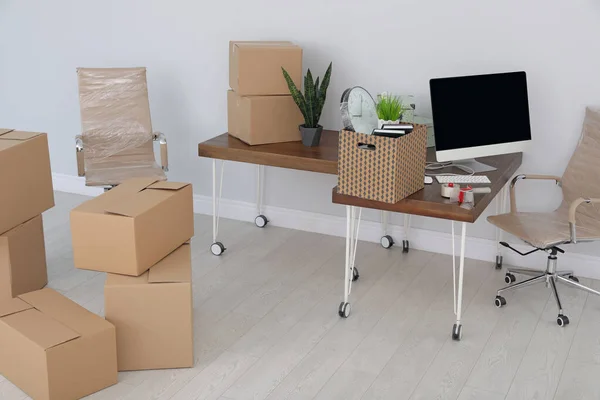 Intérieur du bureau moderne avec des biens emballés. Service de déménagement — Photo