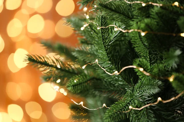Árbol de Navidad decorado contra luces borrosas en el fondo. Efecto Bokeh —  Fotos de Stock