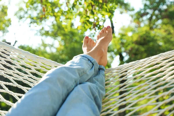 Jovem descansando na rede confortável no jardim verde, close-up — Fotografia de Stock