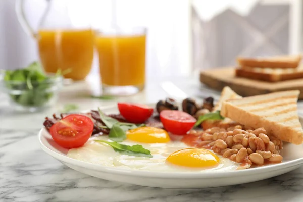 Smaczne śniadanie ze smażonymi jajkami na białym marmurowym stole, zbliżenie — Zdjęcie stockowe