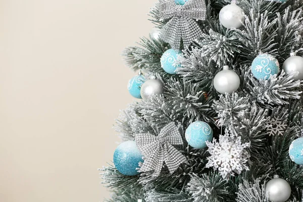 Hermoso árbol de Navidad con decoración sobre fondo claro. Espacio para texto —  Fotos de Stock