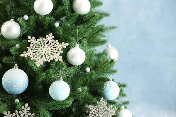 Krásný vánoční stromek s výzdobou na světle modrém pozadí. Místo pro text — Stock fotografie