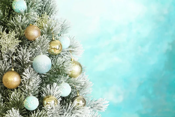 Όμορφο χριστουγεννιάτικο δέντρο με διακόσμηση σε γαλάζιο φόντο. Χώρος για κείμενο — Φωτογραφία Αρχείου