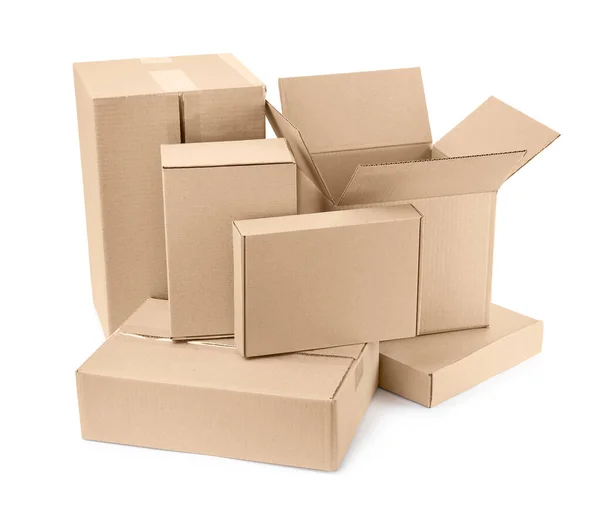 Pilha de caixas de papelão sobre fundo branco — Fotografia de Stock