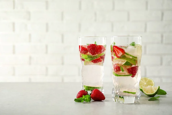 Sabrosa bebida refrescante en la mesa gris claro. Espacio para texto —  Fotos de Stock