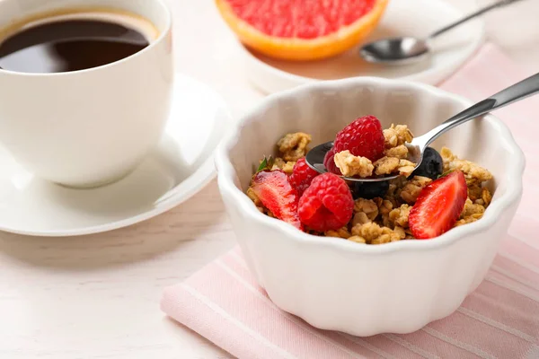 Petit déjeuner savoureux avec muesli servi sur une table en bois blanc — Photo