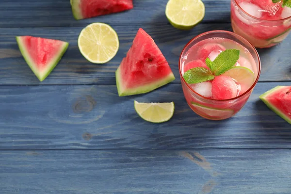 Deliciosa bebida refrescante de sandía en la mesa de madera azul, sobre la vista — Foto de Stock