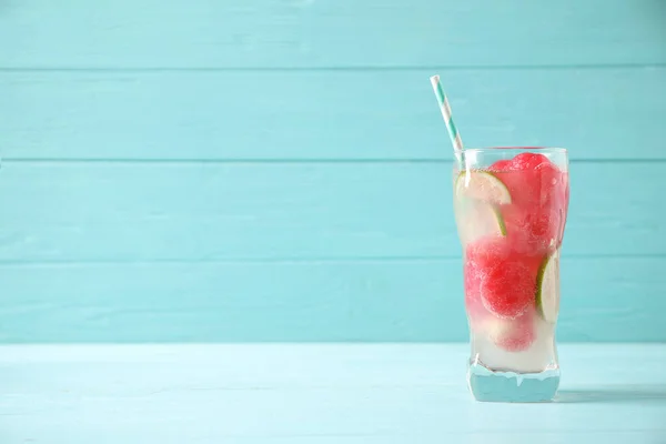 Glas verfrissende watermeloen drinken op blauwe houten tafel. Ruimte voor tekst — Stockfoto