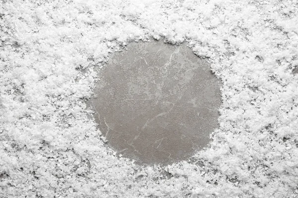 Mermer zemin üzerinde kardan yapılmış çerçeve, yazı için yeri olan üst görünüm. Kış mevsimi — Stok fotoğraf