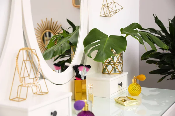 Moderne kaptafel met verschillende cosmetische producten en accessoires binnen. Stijlvol interieur — Stockfoto