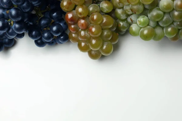 Uvas jugosas frescas maduras sobre fondo blanco, vista superior — Foto de Stock