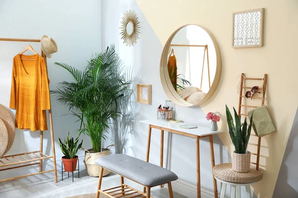 Intérieur élégant avec petite table et banc confortable — Photo