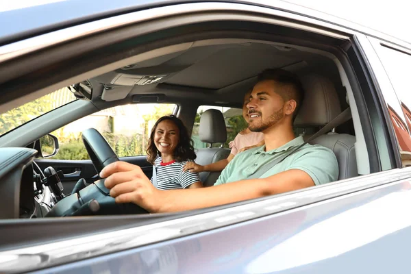 Familia feliz viajando en coche en el día de verano — Foto de Stock