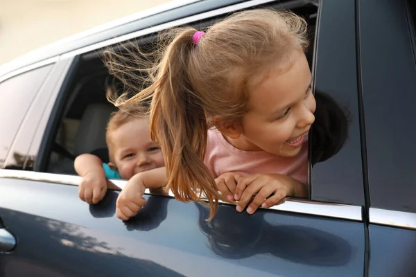 Petits enfants heureux à la recherche de voiture familiale à l'extérieur — Photo