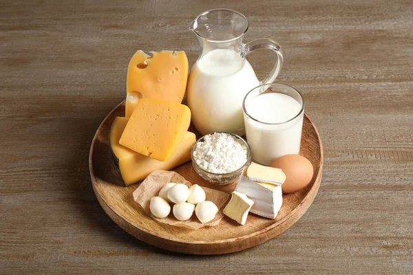 Ahşap masada farklı lezzetli süt ürünleri — Stok fotoğraf