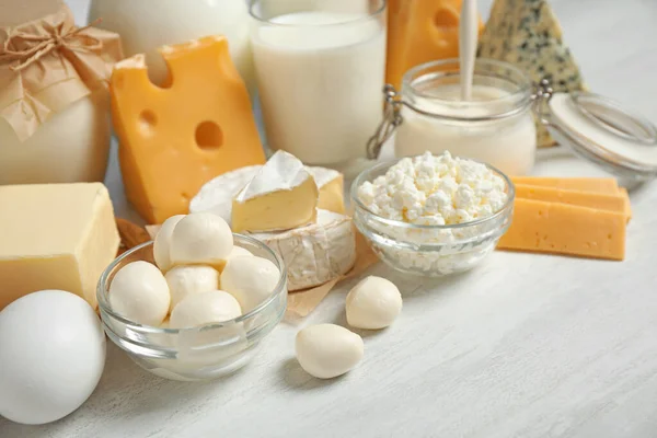 Beyaz masada farklı lezzetli süt ürünleri. — Stok fotoğraf