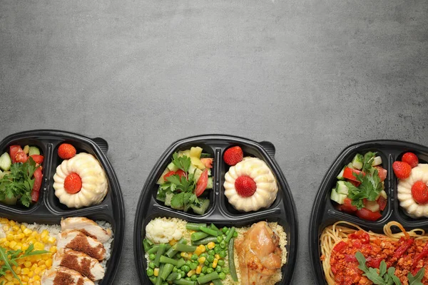 顶部的午餐盒与不同的饭菜在灰色的桌子上，文字的空间。 健康食品交付 — 图库照片