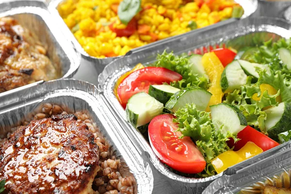 Lunchdozen op tafel, close-up. Gezonde voedselverstrekking — Stockfoto